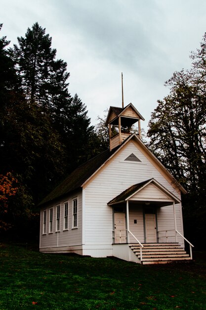 Verlassene geschlossene Holzkirche in einem Wald auf dem Land