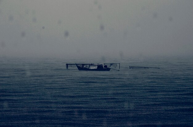 Verlassenes Boot regnerisches dunkles Meer