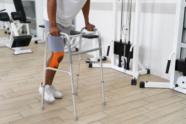 Verletzter Mann macht physiotherapeutische Übungen zum Gehen