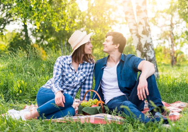 Kostenloses Foto verliebte paare am picknick im park