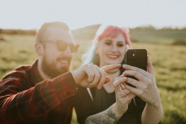 Verliebtes Paar macht zusammen ein Selfie