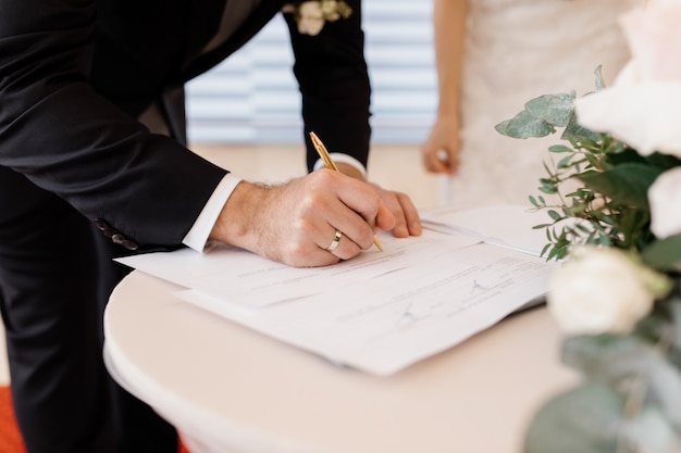 Kostenloses Foto verliebtes paar unterschreibt offizielle heiratsurkunden