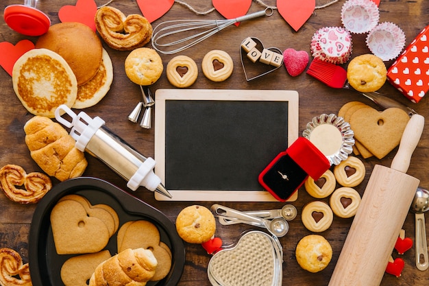 Verlobungsring auf Tafel nahe Gebäck