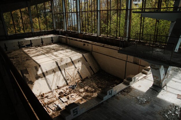 Verlorene Schulsporthalle mit Swimmingpool in der Tschernobyl-Stadtzone der Radioaktivitäts-Geisterstadt