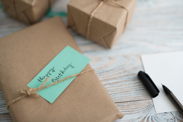 Verpackte Geschenkbox mit Aufschrift