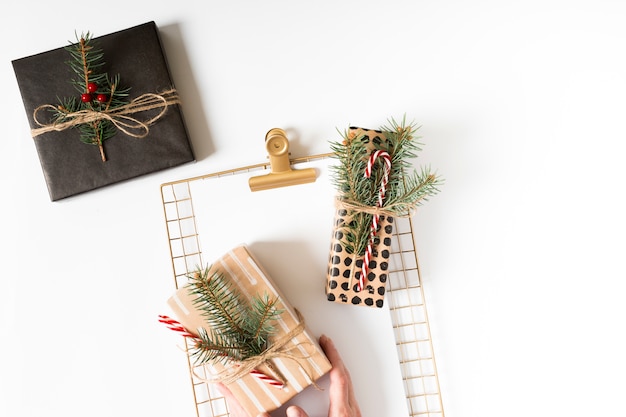 Verpackte Weihnachtsgeschenke und goldenes Moodboard