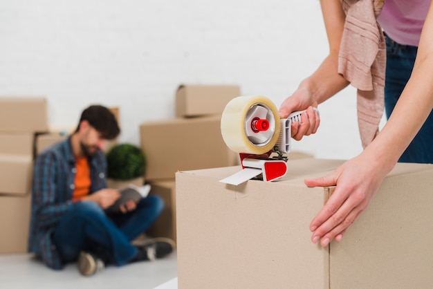 Verpackungsboxen mit Klebeband, um in ein neues Gehäuse zu gelangen