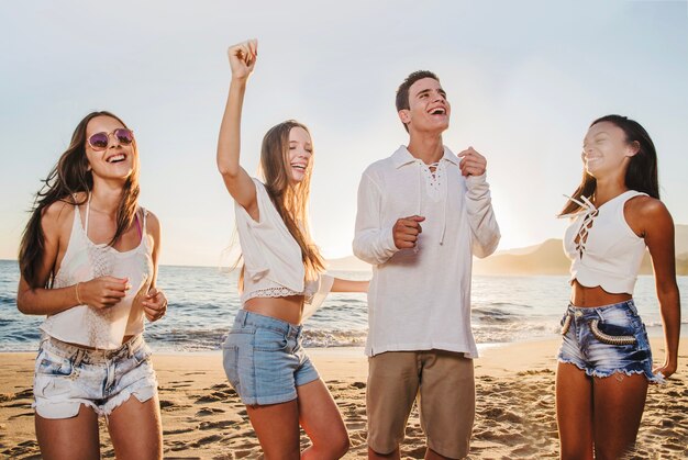 Verrückte Party am Strand