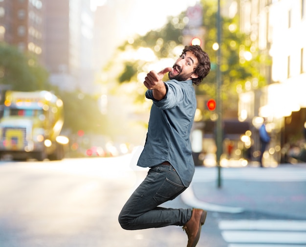 Verrückter junger mann springt. glücklichen ausdruck Kostenlose Fotos