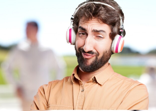 verrückter Mann mit headphones.funny Ausdruck