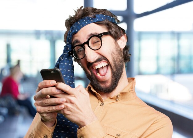 verrückter Mann mit mobilen phone.funny Ausdruck