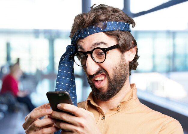 verrückter Mann mit mobilen phone.funny Ausdruck