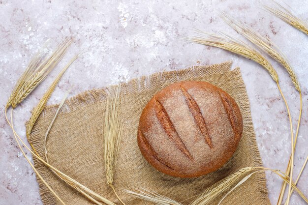 Verschiedene Arten von frischem Brot als Hintergrund, Draufsicht