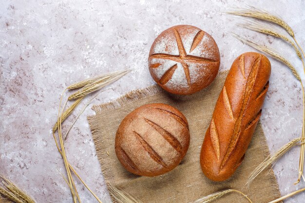 Verschiedene Arten von frischem Brot als Hintergrund