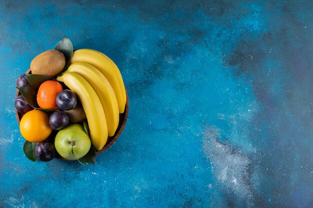 Verschiedene Arten von frischen Früchten in eine Holzschale gelegt