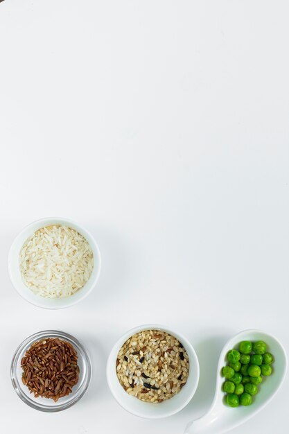 Verschiedene Arten von Reis mit grünen Bohnen in Schüsseln