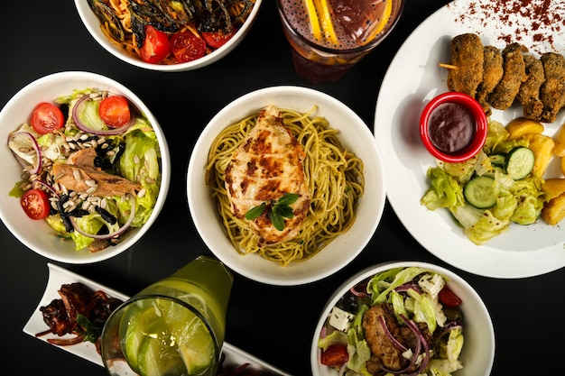 Verschiedene Arten von Salaten und Gerichten auf der Tischansicht