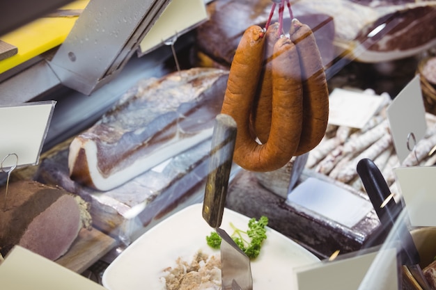 Kostenloses Foto verschiedene arten von wurst und salami