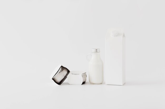 Verschiedene Behälter für Milchprodukte
