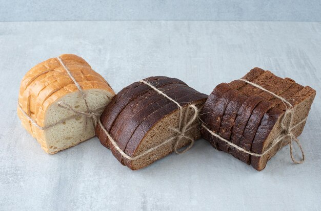Verschiedene Brotscheiben mit Seil gebunden.