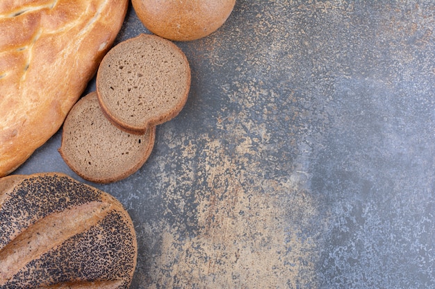 Verschiedene Brotsorten bündeln sich auf der Marmoroberfläche