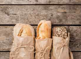 Kostenloses Foto verschiedene brotsorten in papier eingewickelt