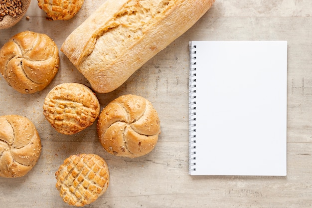 Verschiedene Brotsorten und ein Notizbuch
