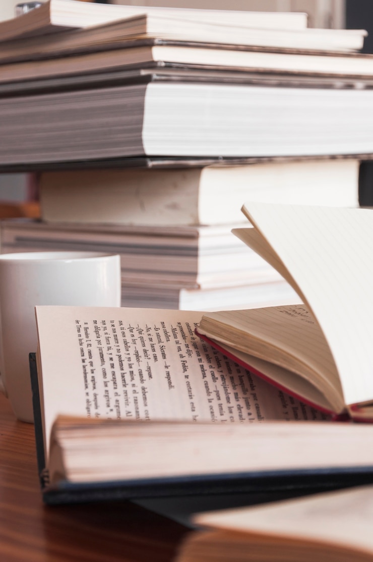 Kostenlose Foto verschiedene bücher in der nähe von becher