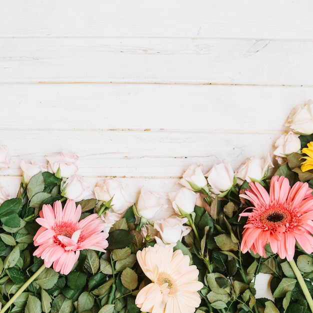 Verschiedene bunte Blumen auf Holztisch