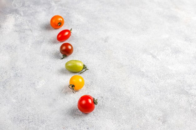 Verschiedene bunte Kirschtomaten.