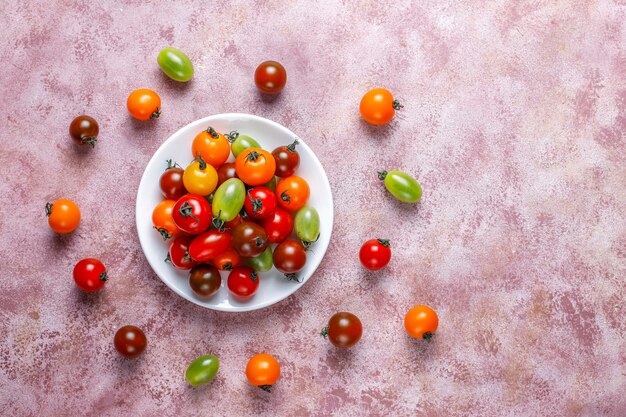 Verschiedene bunte Kirschtomaten.