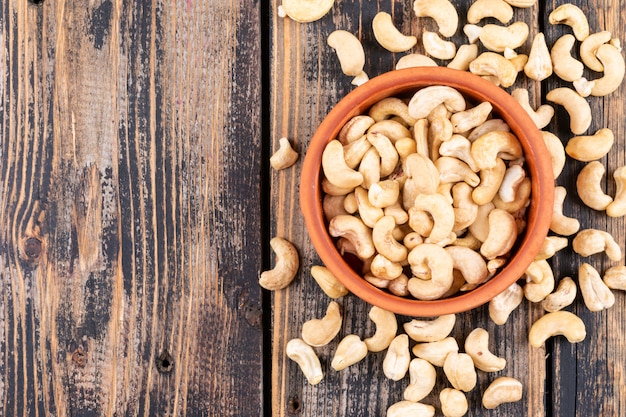 Verschiedene Cashewnüsse auf Holztisch, Draufsicht.