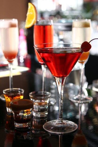 Verschiedene Cocktails an der Bar