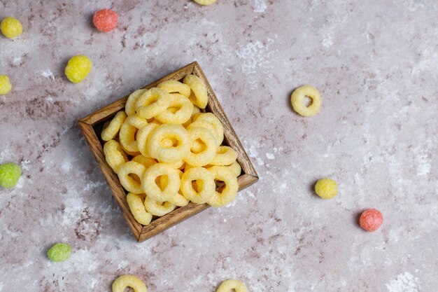 Verschiedene Corn Flakes in Holzkisten auf Betondecke