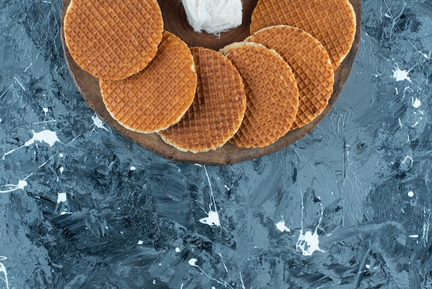 Kostenloses Foto verschiedene desserts an bord auf blau.