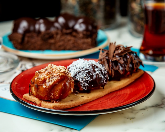 Kostenloses Foto verschiedene desserts auf keks gekrönt