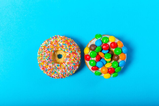 Verschiedene Donuts auf blauem Hintergrund