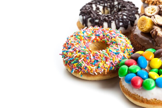 Verschiedene Donuts auf weißem Hintergrund