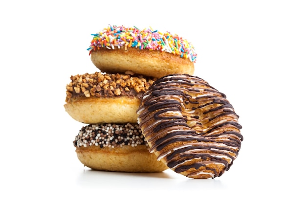 Verschiedene Donuts auf weißem Hintergrund