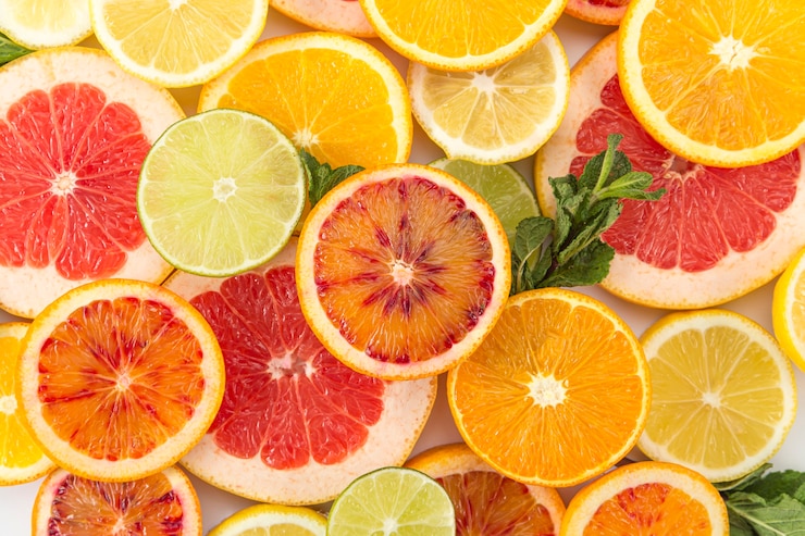 Kostenlose Foto verschiedene farbenfrohe exotische früchte