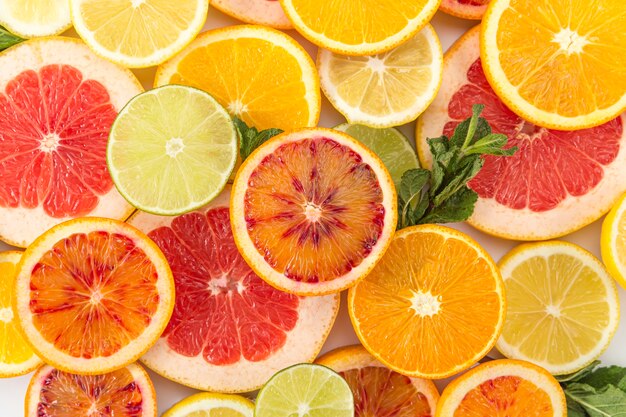 Verschiedene farbenfrohe exotische Früchte