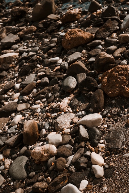 Verschiedene Felsen am Strand