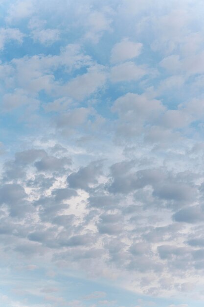 Verschiedene Formen weißer Wolken