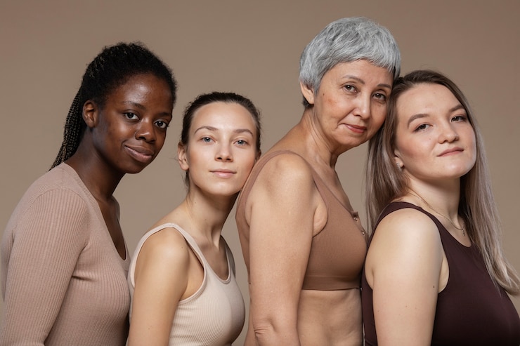 Kostenlose Foto verschiedene frauen stehen zusammen