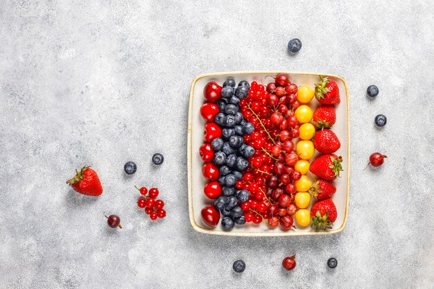 Verschiedene frische Sommerbeeren, Blaubeeren, rote Johannisbeere, Draufsicht.