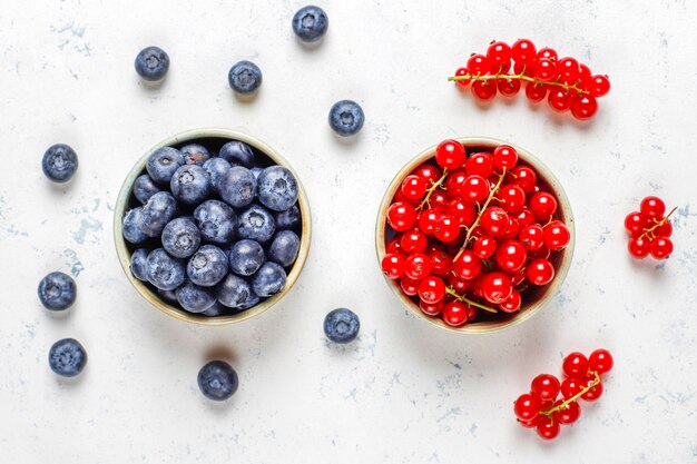 Verschiedene frische Sommerbeeren, Blaubeeren, rote Johannisbeere, Draufsicht.