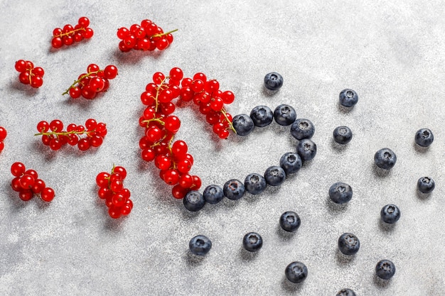 Kostenloses Foto verschiedene frische sommerbeeren, blaubeeren, rote johannisbeere, draufsicht.