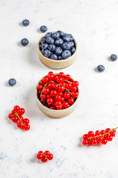 Verschiedene frische Sommerbeeren, Blaubeeren, rote Johannisbeere, Draufsicht.