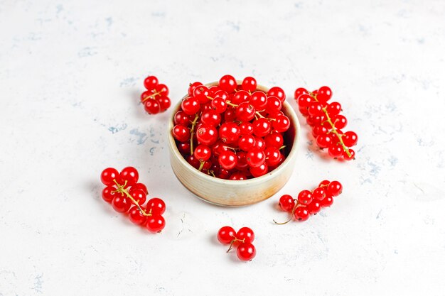 Verschiedene frische Sommerbeeren, Blaubeeren, rote Johannisbeere, Draufsicht.