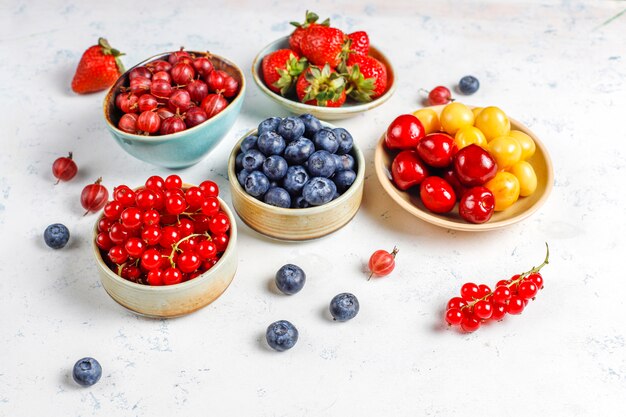 Verschiedene frische Sommerbeeren, Blaubeeren, rote Johannisbeere, Draufsicht.